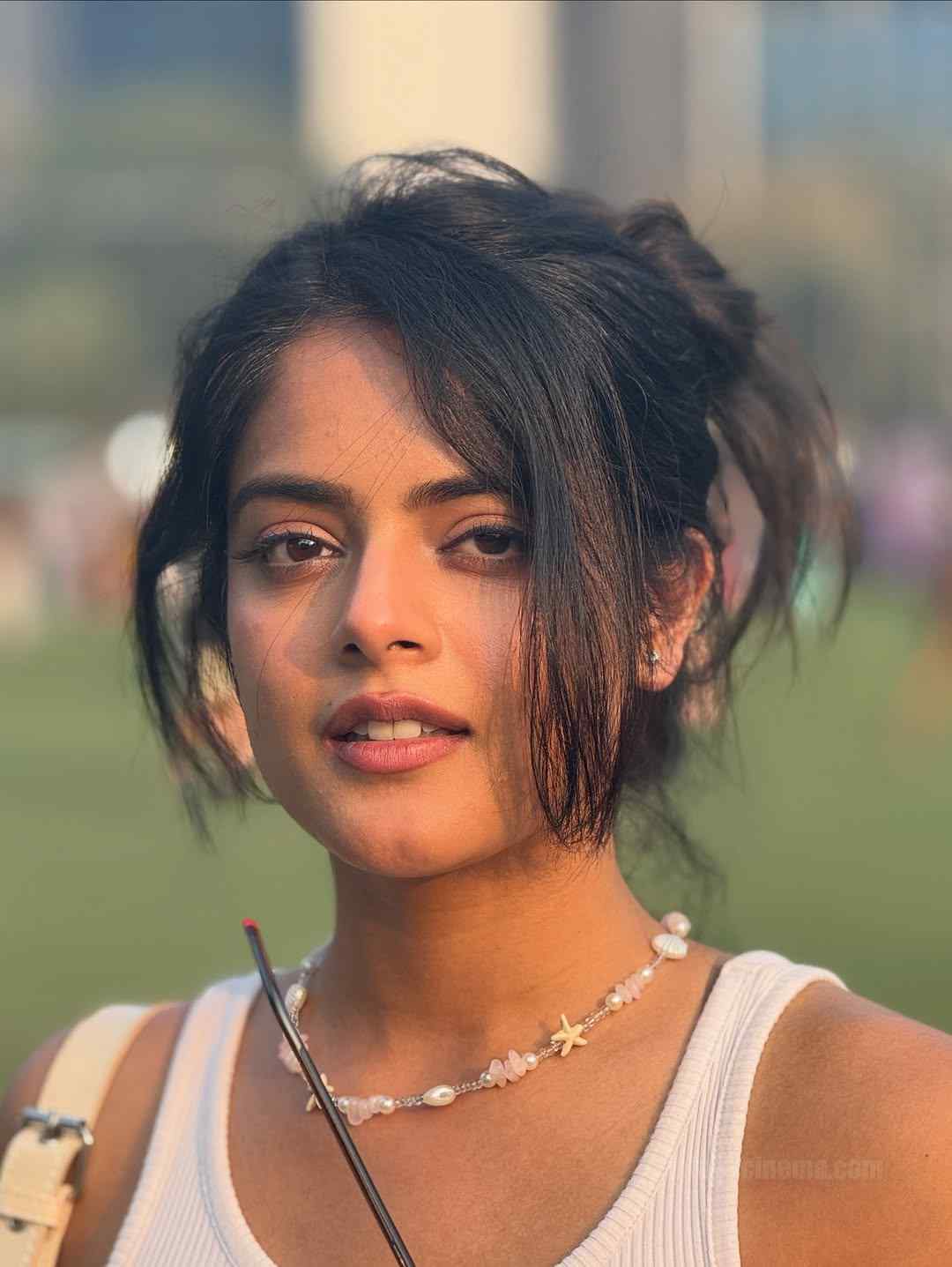 Riddhi Kumar in short skirt
