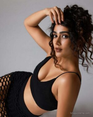 Aakanksha Singh sizzles in a chic black outfit