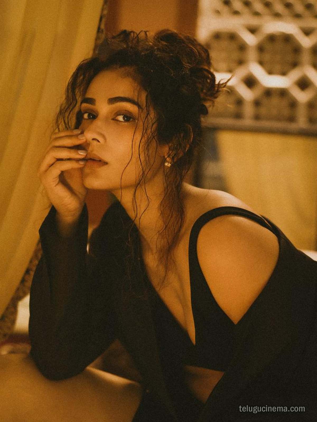 Aakanksha Singh sizzles in a chic black outfit
