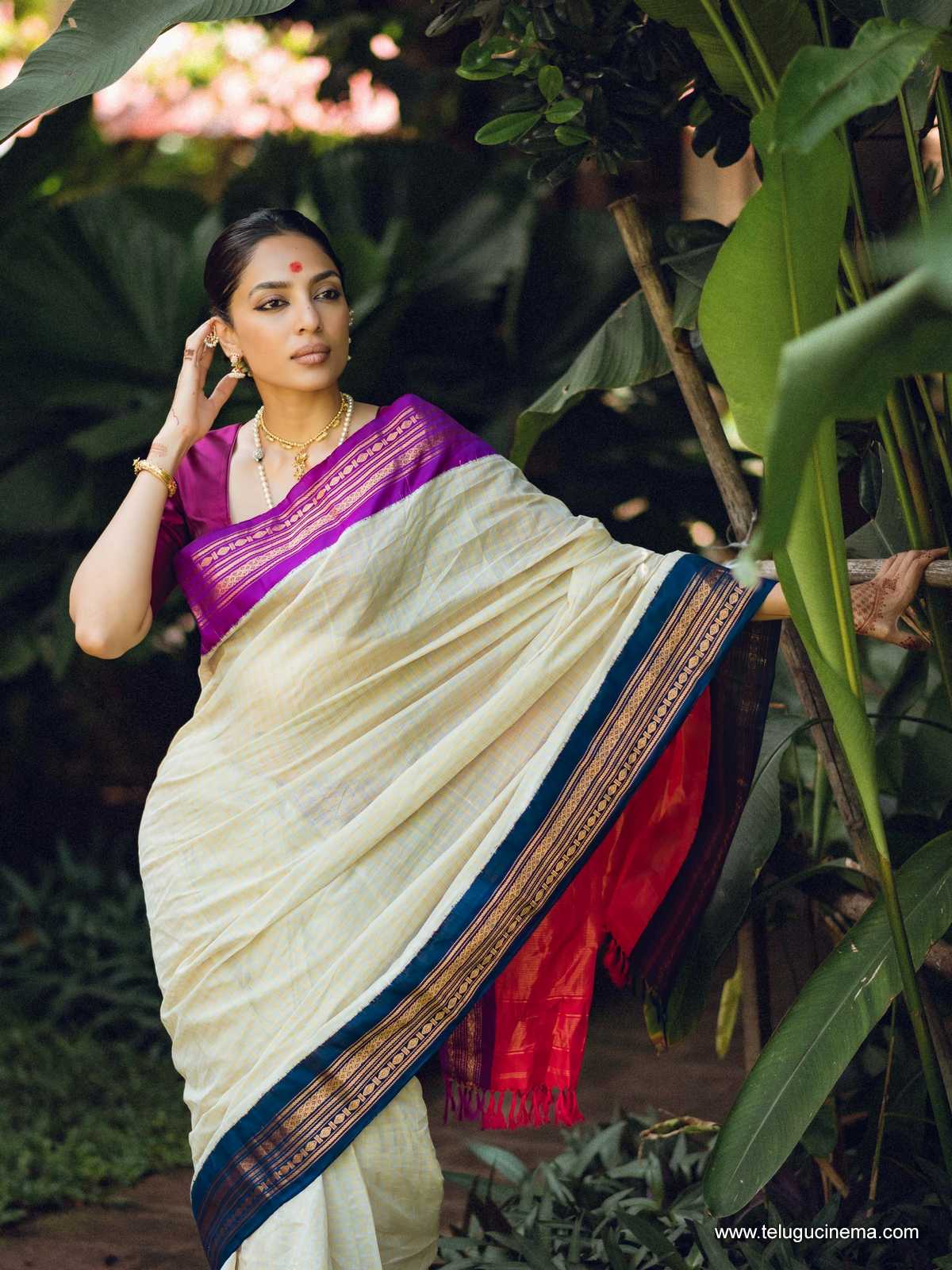 Sobhita Dhulipala embraces timeless grace in a handwoven Gadwal saree